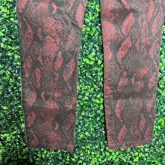 PAIGE Hoxton Ultra Skinny Pants Snake skin Print Red & Black size 26 - Picture 9 of 10